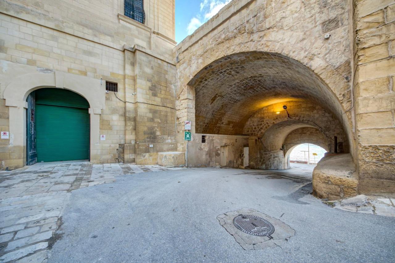 Sally Port 32 فاليتا المظهر الخارجي الصورة